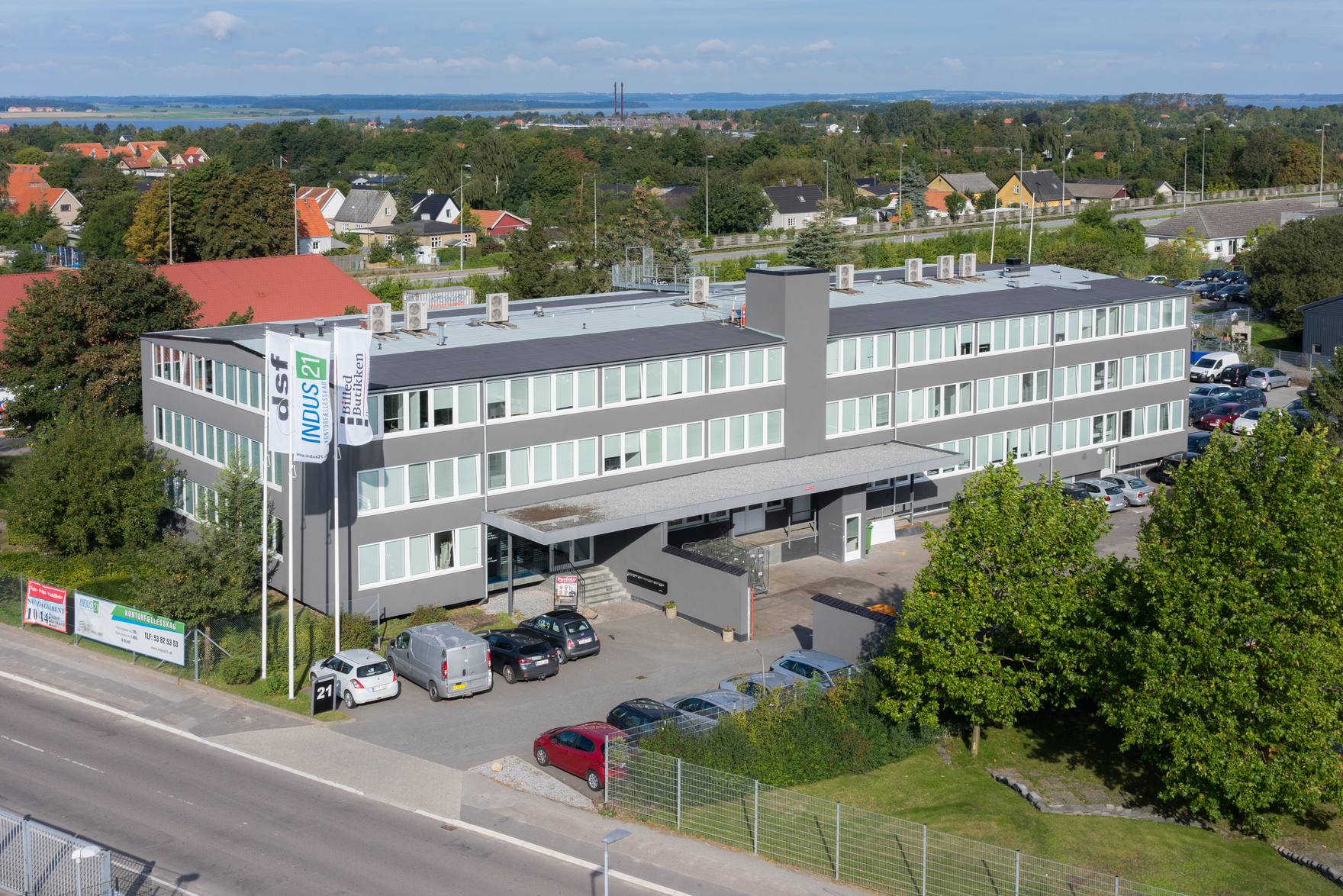 Indus21 set fra luften — Industrivej 21, Roskilde med Roskilde Fjord i baggrunden